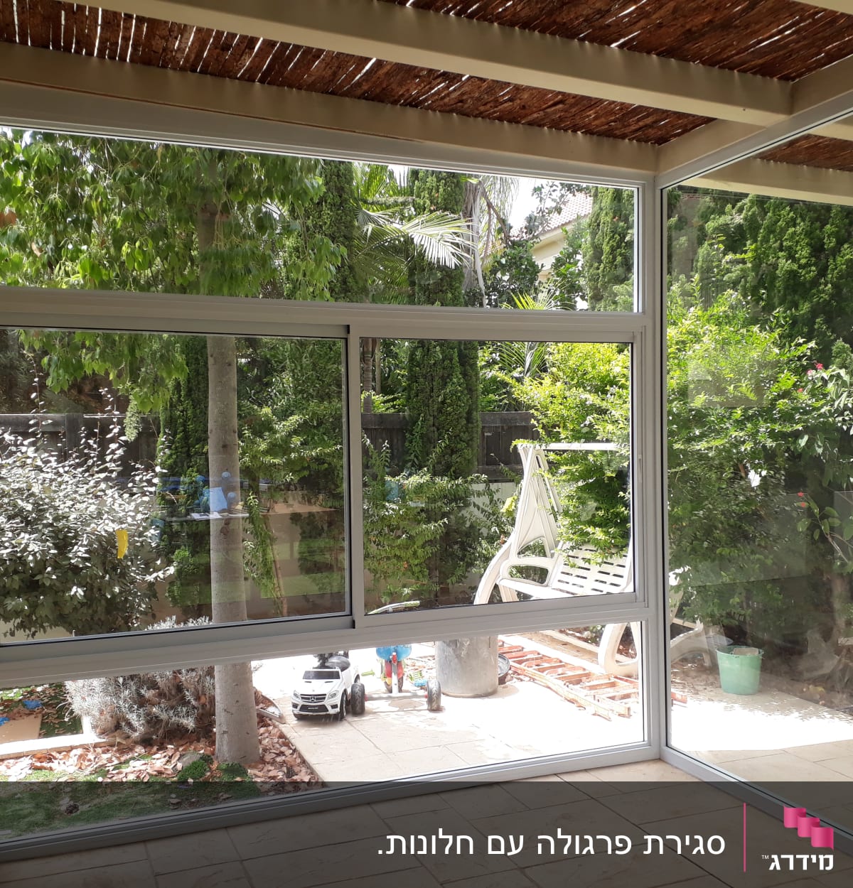 מסגרת אלומיניום לחלונות זכוכית במרפסת